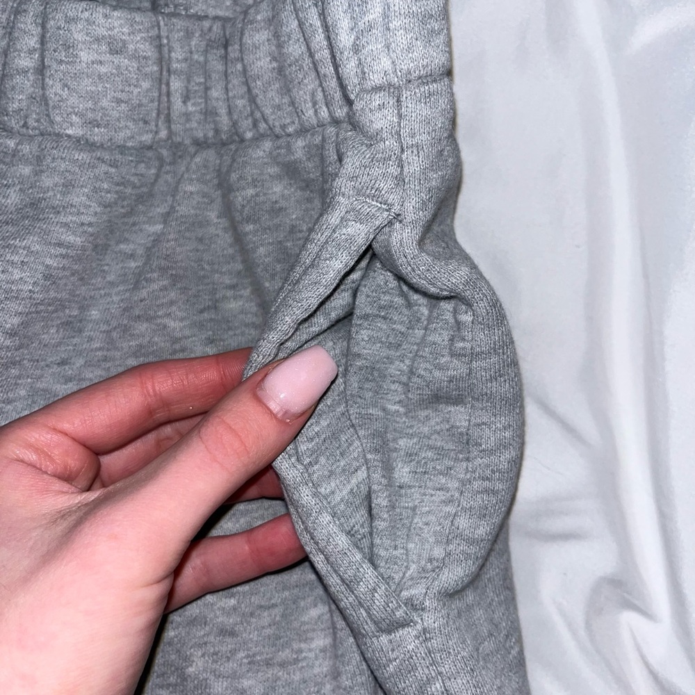 Brandy Melville Heather Gray Joggers - Picture 4 of 10